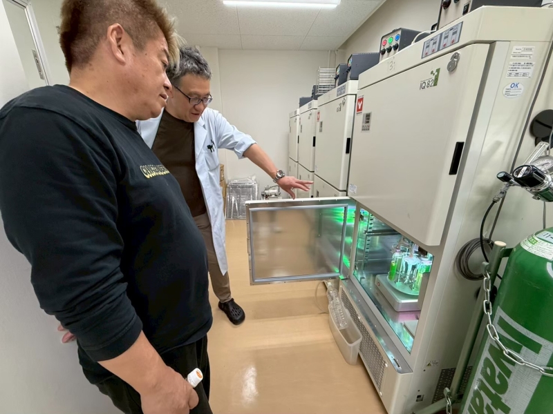 堀江貴文と大槻隆司山梨大学生命環境学部生命工学科准教授©ZEROICHI