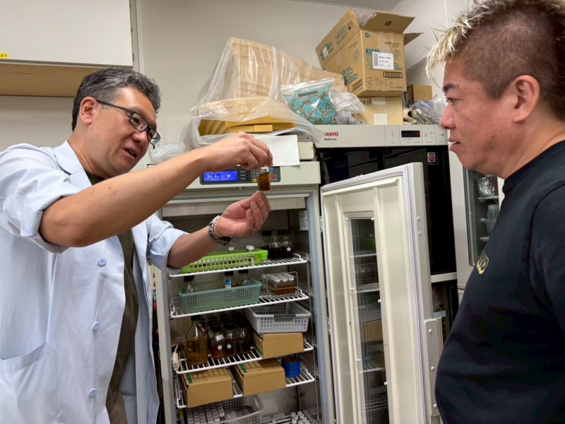 堀江貴文と大槻隆司山梨大学生命環境学部生命工学科准教授©ZEROICHI