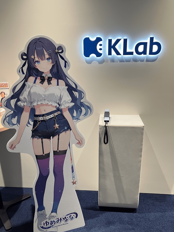 KLabロゴの横に展示されたAI VTuber「ゆめみなな」の等身大パネル