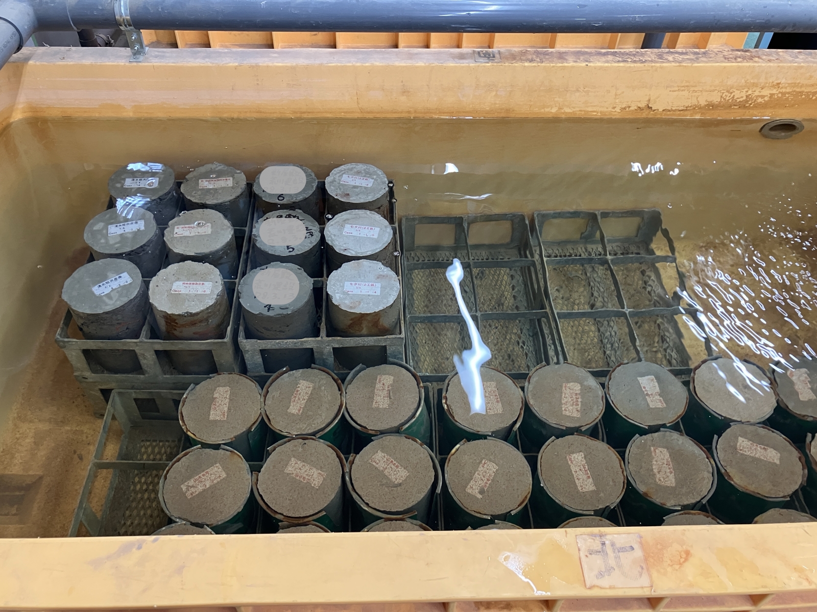 水中に入れても形状を保っているHOソイル供試体