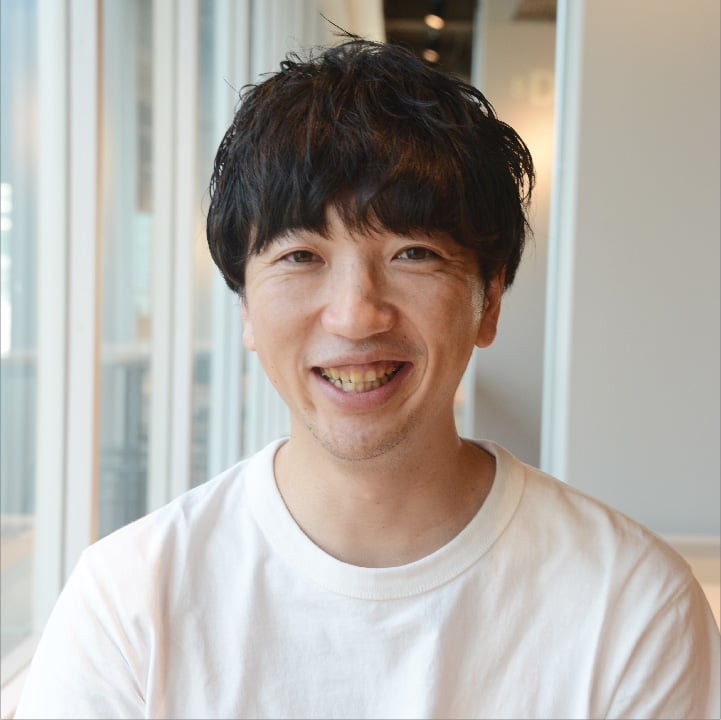 白いTシャツ姿で微笑む株式会社Ashirase 代表取締役CEO 千野氏のポートレート写真