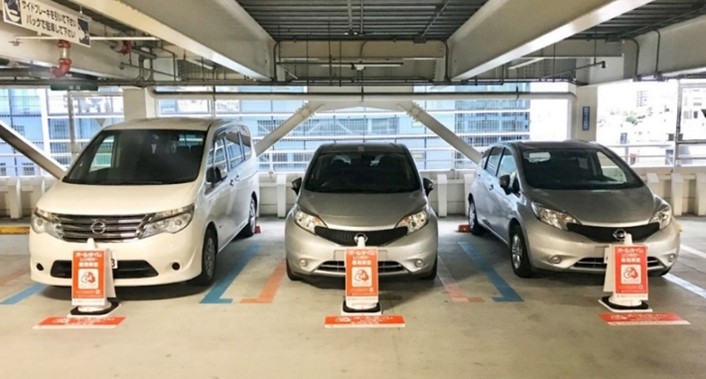 オールタイムレンタカーの車両が並ぶ貸出拠点の様子