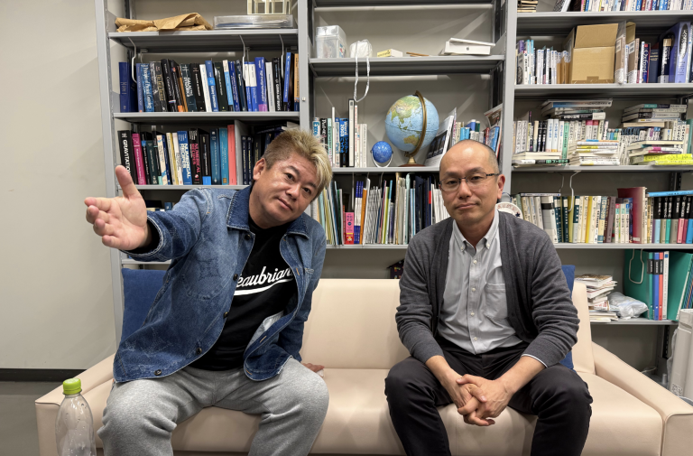 インタビュー中の堀江さんと戸谷さん3-1@ZEROICHI