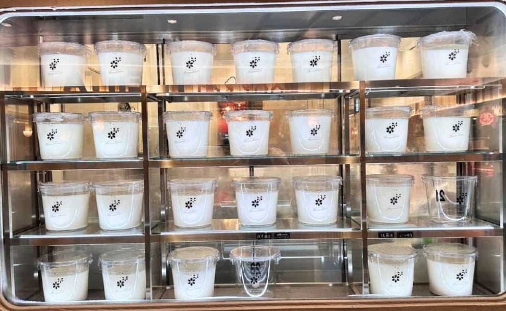 Fermenteria 店内で発酵の進行を見せる透明容器が並ぶ様子