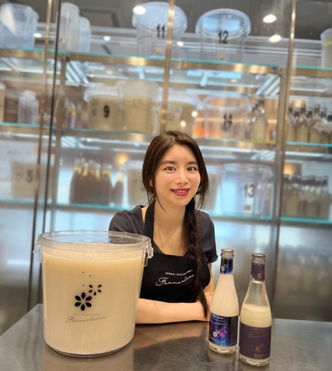 Fermenteriaの醸造設備を背景に立つ勝花藏株式会社 代表取締役 伊澤優花氏