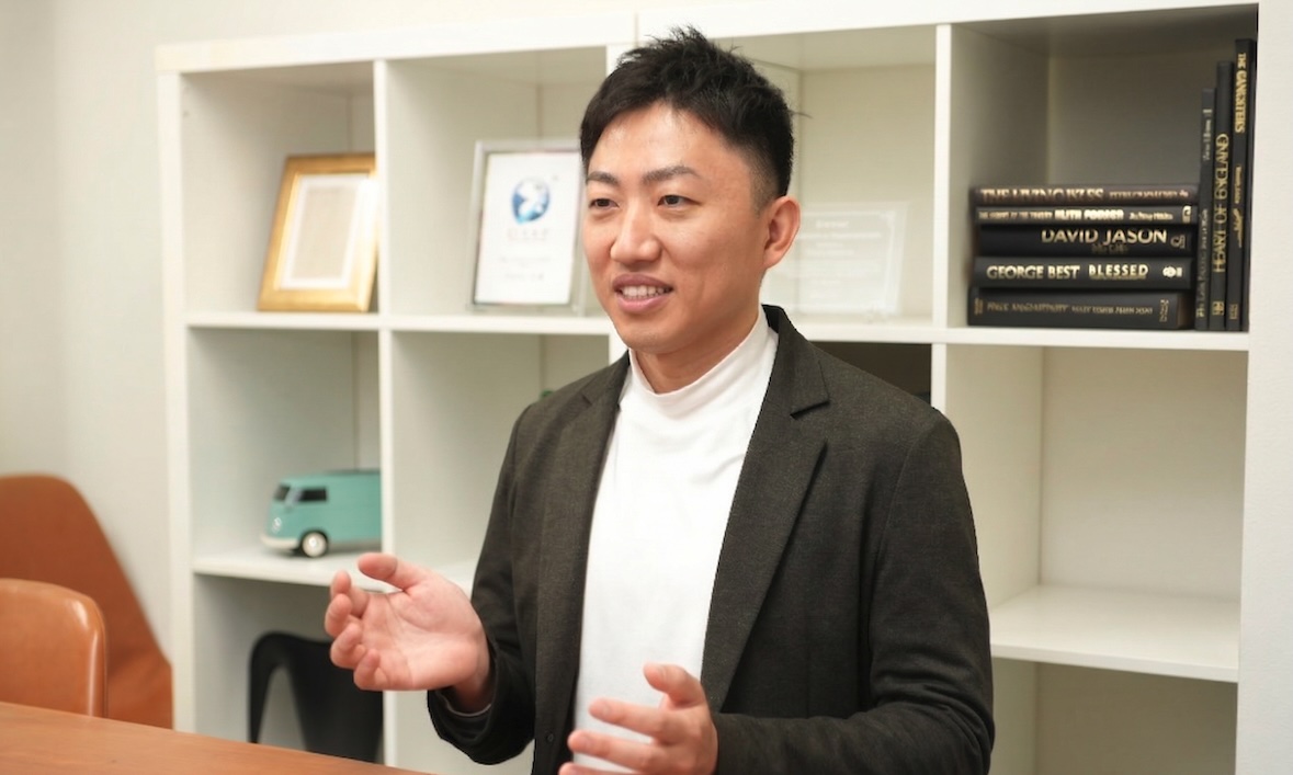 REMODELA株式会社代表取締役の福本拓磨氏が話している様子
