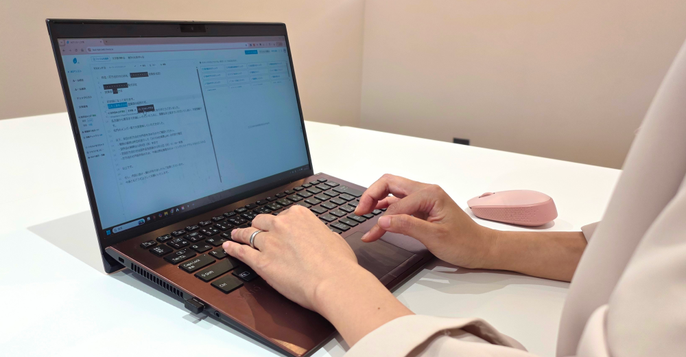 ノートPCで文賢を使いながら文章を確認している作業風景