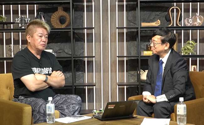 インタビュー中の堀江さんと嘉数さん3-1©ZEROICHI
