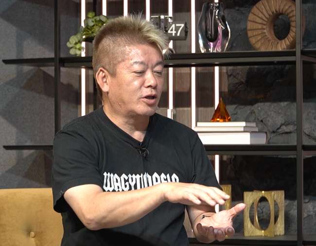 インタビュー中の堀江さんと嘉数さん2©ZEROICHI