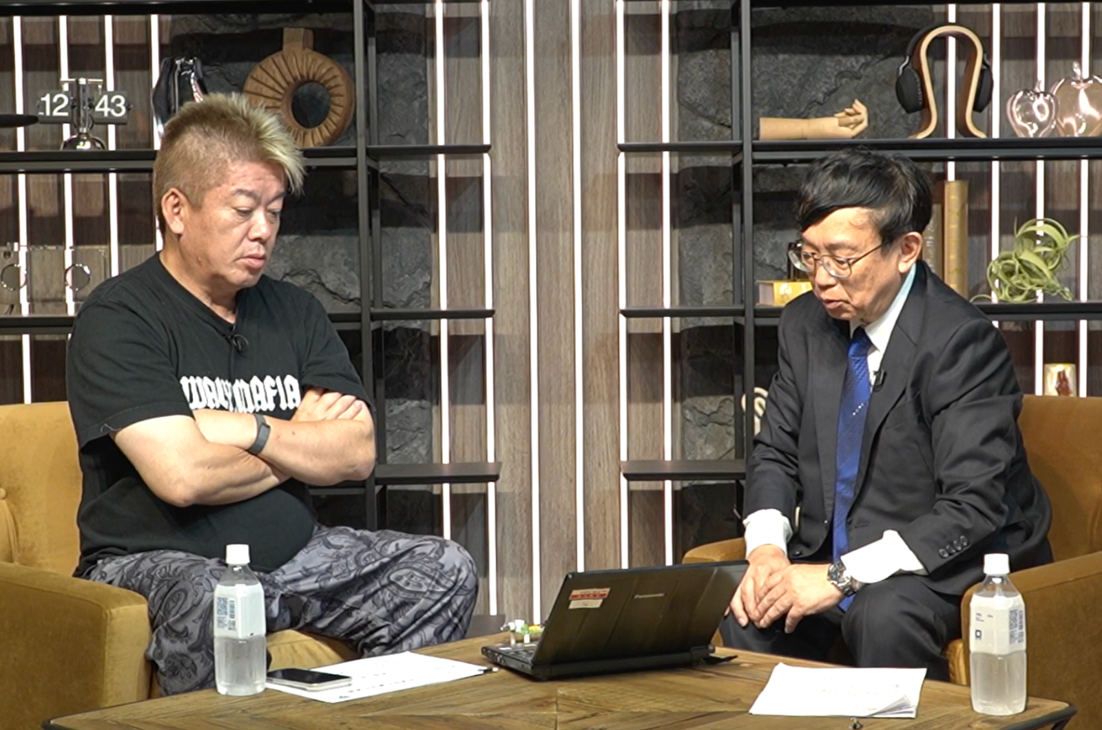 インタビュー中の堀江さんと嘉数さん2-1©ZEROICHI