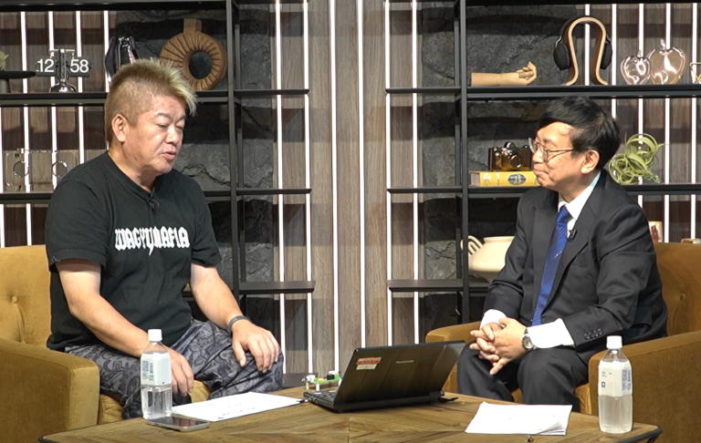 インタビュー中の堀江さんと嘉数さん1©ZEROICHI